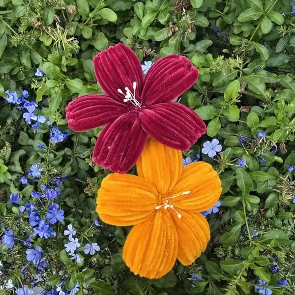 Par de flores artesanales en rojo carmesí y naranja intenso estilo amapola tropical