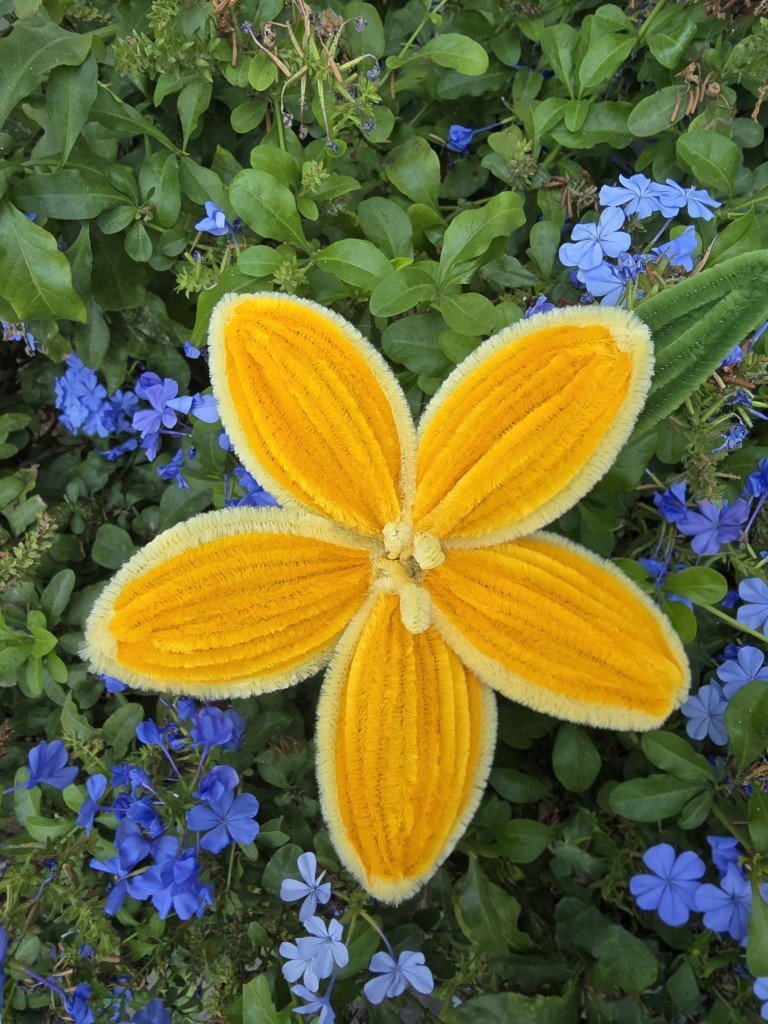 Lirio artesanal amarillo dorado — Florería Blüme en Perú
