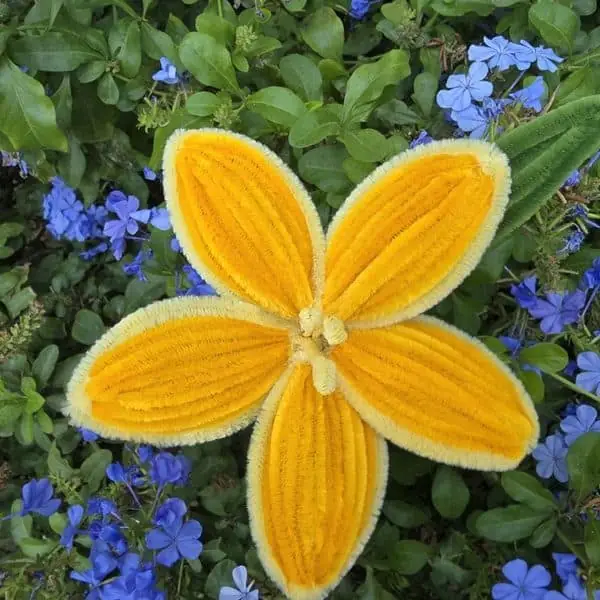 Lirio artesanal amarillo dorado — Florería Blüme en Perú