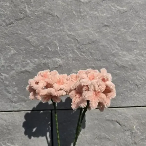 Par de tallos artesanales con flores tipo clavel en tono salmón pálido durazno