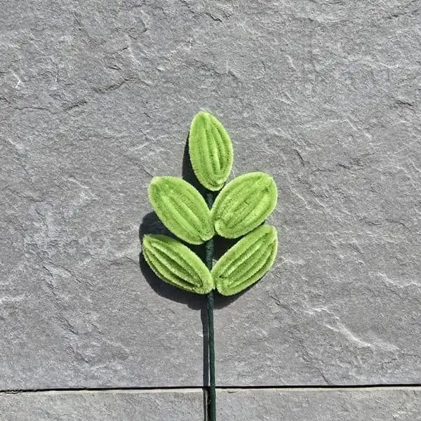 Tallo artesanal con hojas ovaladas verdes estilo ruscus en verde limón