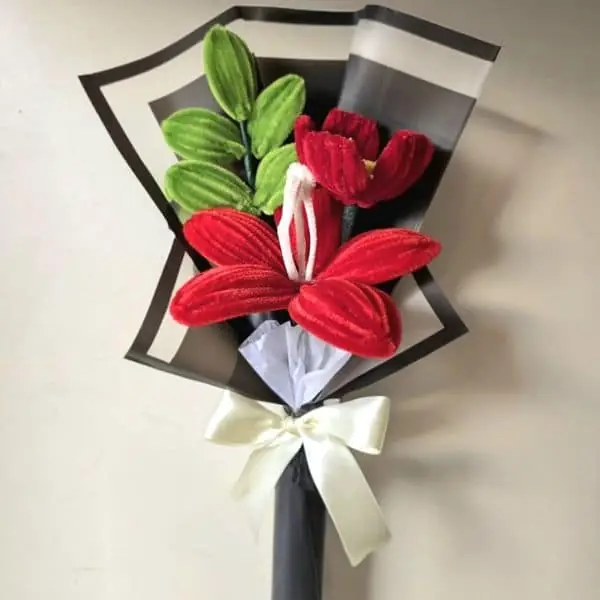 Ramo Aventura con anturio rojo y flores intensas en envoltura negra