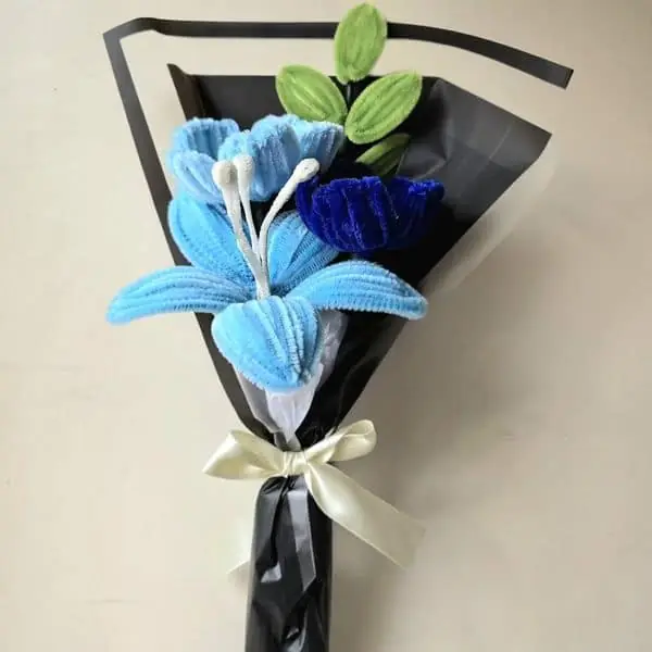 Ramo Zen con lirios celestes y amapola azul en envoltura negra