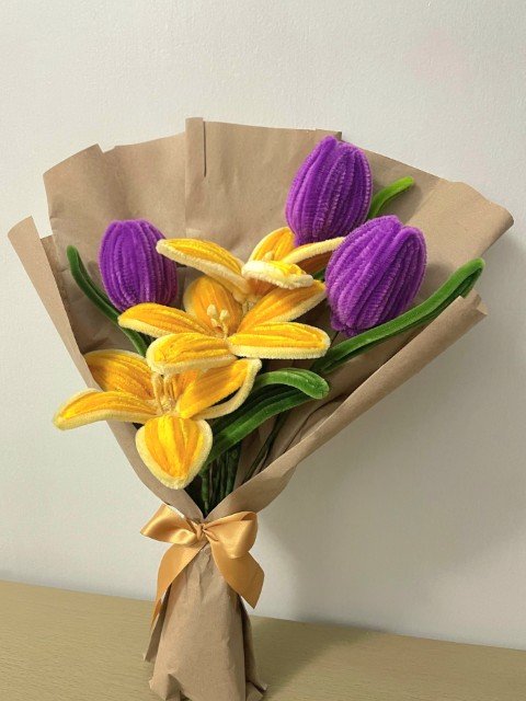 Ramo de lirios amarillos y tulipanes morados — florería Blüme
