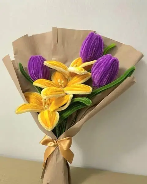 Ramo de lirios amarillos y tulipanes morados — florería Blüme