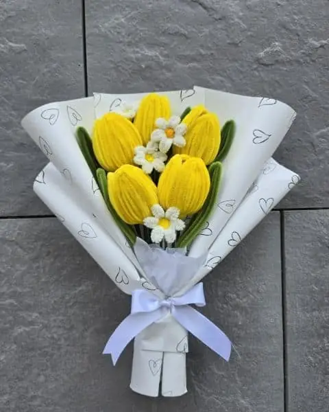 Ramo de tulipanes amarillos y margaritas — Blüme, Trujillo