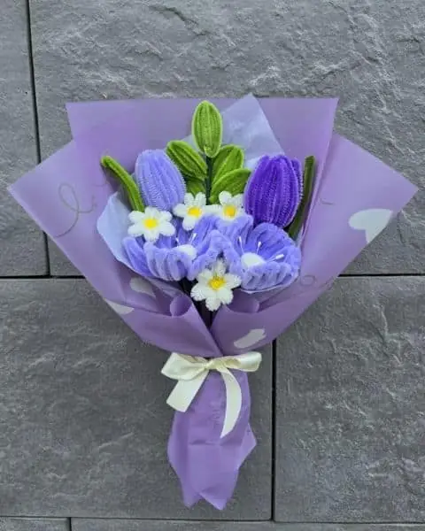 Ramo elegante de tulipanes morados, amapolas lilas y margaritas — Blüme